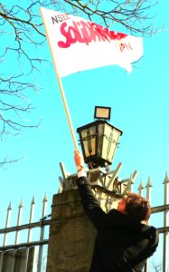Warta honorowa NSZZ "Solidarność" IPN przy grobie