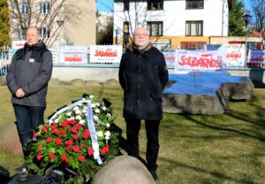 Warta honorowa NSZZ "Solidarność" IPN przy grobie
