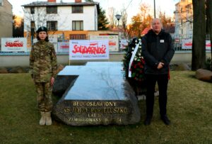 Warta honorowa NSZZ "Solidarność" IPN przy grobie