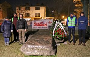 Warta honorowa NSZZ "Solidarność" IPN przy grobie