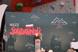 Płomienne wystąpienie Księdza Tadeusza Magasa, w ręku krzyż zrobiony ze szczebli łóżka przez internowanych