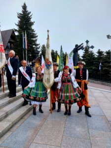 Sztandar Ziemi Łowickiej przed uroczystą mszą